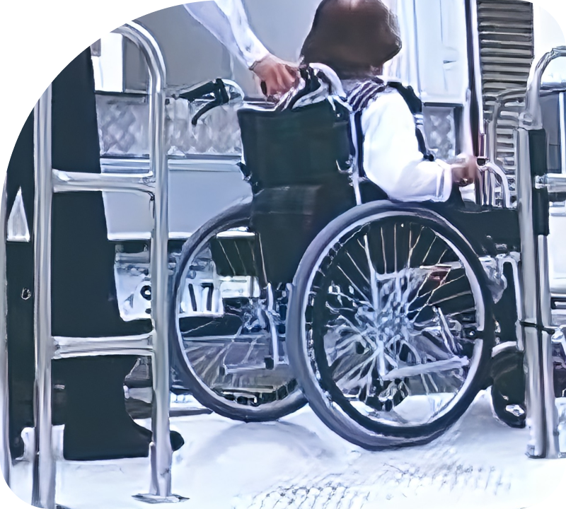 リフト付き車両で車椅子の方を乗せる様子